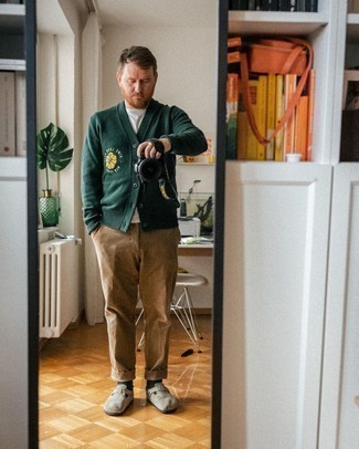 Какие брюки чинос носить с оливковым кардиганом
