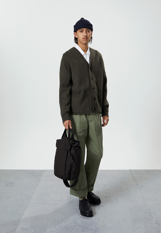 Какие брюки чинос носить с оливковым кардиганом