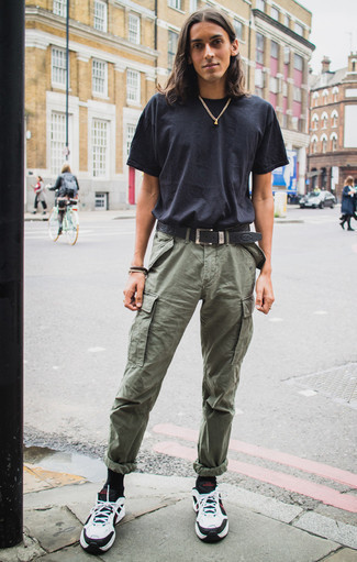 Какие кроссовки носить с оливковыми брюками карго