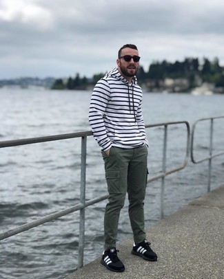 Какие кроссовки носить с оливковыми брюками карго