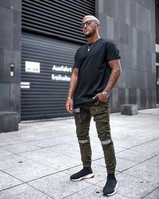 Как носить оливковые брюки карго с черными кроссовками