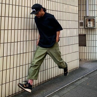 Как носить оливковые брюки карго с черными кроссовками