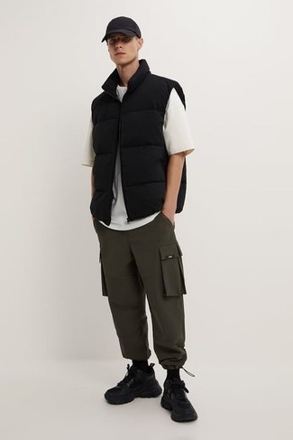 Как носить оливковые брюки карго с черными кроссовками