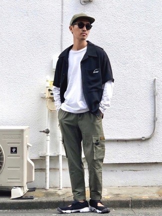 Как носить оливковые брюки карго с черными кроссовками