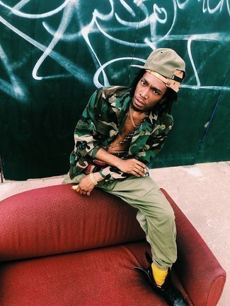 Как носить оливковые брюки карго с черными кожаными повседневными ботинками