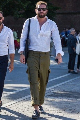 Как носить оливковые брюки карго с черными кожаными лоферами