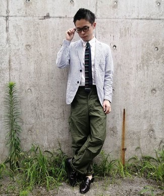 Как носить оливковые брюки карго с черными кожаными лоферами