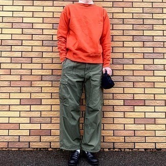 Как носить оливковые брюки карго с черными кожаными лоферами