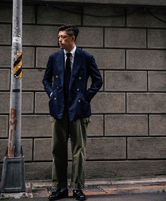 Как носить оливковые брюки карго с черными кожаными лоферами