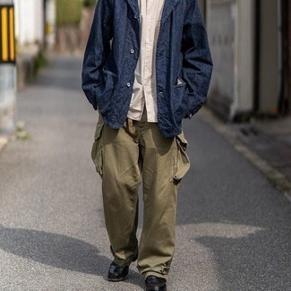 Как носить оливковые брюки карго с черными кожаными лоферами