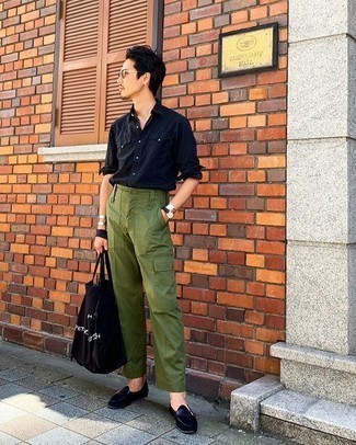 Как носить оливковые брюки карго с черными замшевыми лоферами