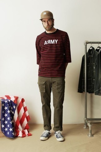 Как носить оливковые брюки карго с синими низкими кедами из плотной ткани