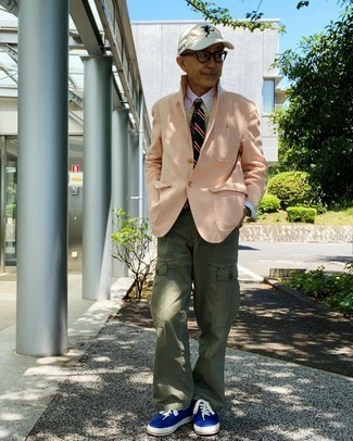 Как носить оливковые брюки карго с синими низкими кедами из плотной ткани