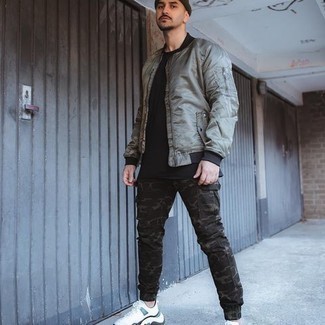 Какие бомберы носить с оливковыми брюками карго