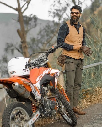 Как носить оливковые брюки карго с коричневыми кожаными повседневными ботинками