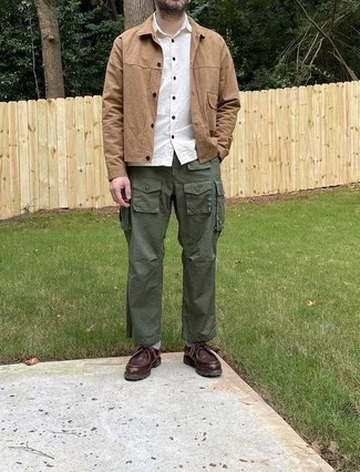 Как носить оливковые брюки карго с темно-коричневыми кожаными ботинками дезертами