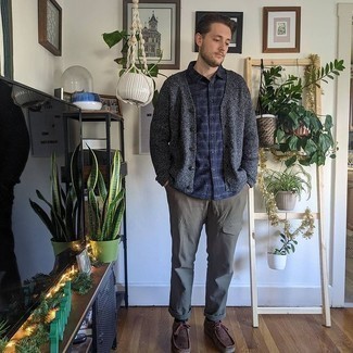 Как носить оливковые брюки карго с темно-коричневыми замшевыми ботинками дезертами