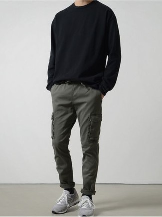 Как носить оливковые брюки карго с серыми кроссовками