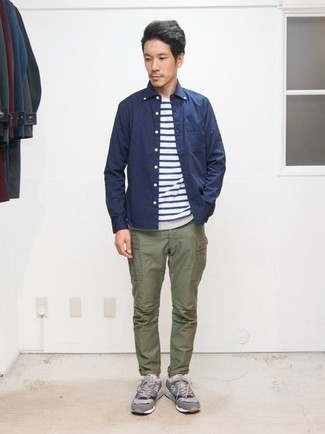 Как носить оливковые брюки карго с серыми кроссовками