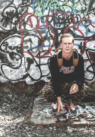 Как носить оливковые брюки карго с серыми кроссовками