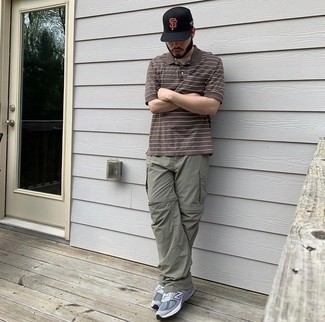 Как носить оливковые брюки карго с серыми кроссовками