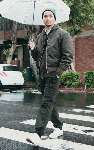 Какой худи носить с оливковыми брюками карго