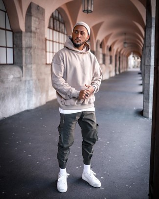 Какой худи носить с оливковыми брюками карго