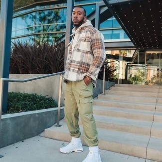 Какой худи носить с оливковыми брюками карго