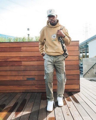 Какой худи носить с оливковыми брюками карго