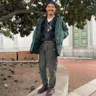 Какие куртки-пуховики носить с оливковыми брюками карго