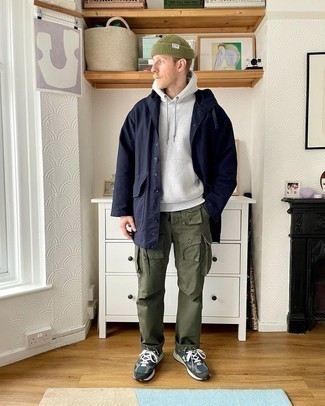 Какие дождевики носить с оливковыми брюками карго