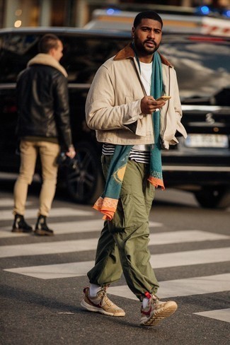 Как носить оливковые брюки карго с светло-коричневыми кроссовками