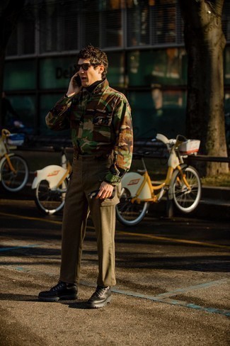 Какие водолазки носить с оливковыми брюками карго