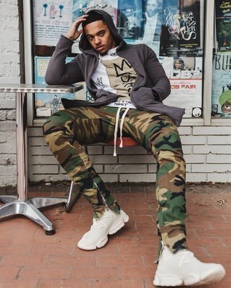 Как носить оливковые брюки карго с белыми кроссовками