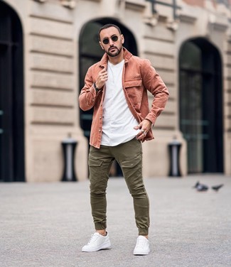 Как носить оливковые брюки карго с белыми кожаными низкими кедами