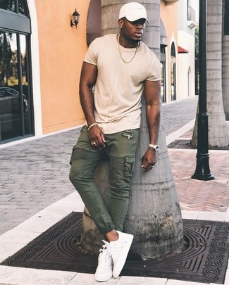 Как носить оливковые брюки карго с белыми кожаными низкими кедами