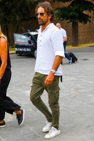 Как носить оливковые брюки карго с белыми кожаными низкими кедами