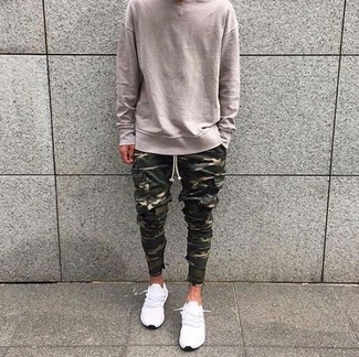 Как носить оливковые брюки карго с белыми низкими кедами