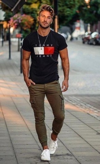 Как носить оливковые брюки карго с белыми низкими кедами