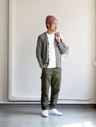 Как носить оливковые брюки карго с белыми низкими кедами