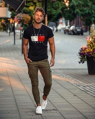 Как носить оливковые брюки карго с белыми низкими кедами