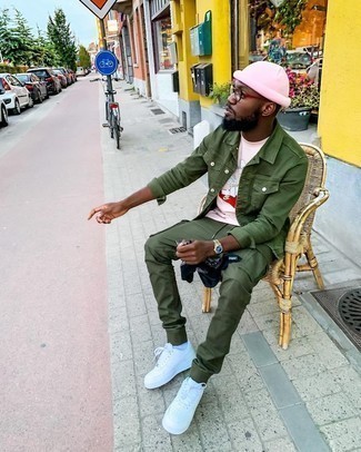 Как носить оливковые брюки карго с белыми низкими кедами