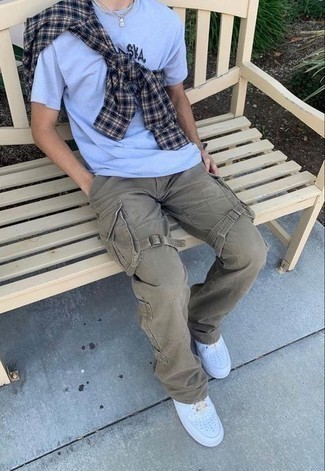 Как носить оливковые брюки карго с белыми низкими кедами