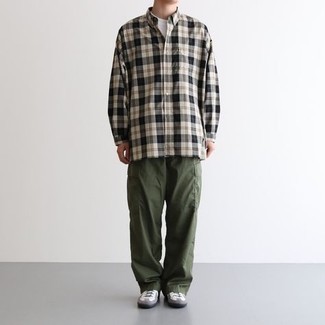 Как носить оливковые брюки карго с белыми низкими кедами