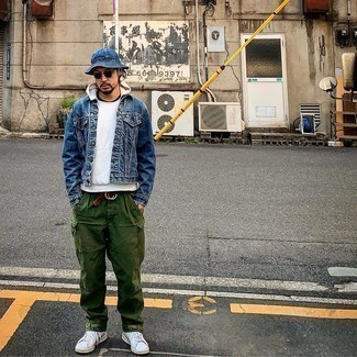 Как носить оливковые брюки карго с белыми низкими кедами