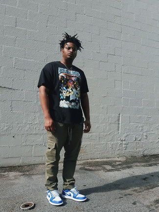 Как носить оливковые брюки карго с белыми низкими кедами