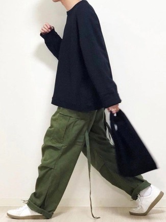 Как носить оливковые брюки карго с белыми низкими кедами