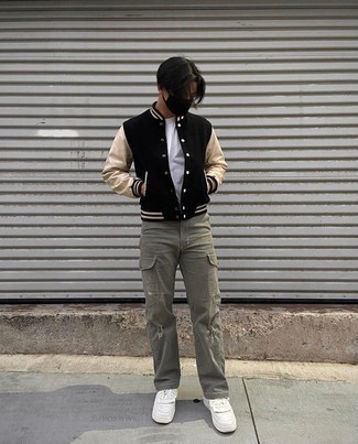 Как носить оливковые брюки карго с белыми низкими кедами