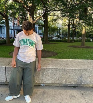 Как носить оливковые брюки карго с белыми низкими кедами