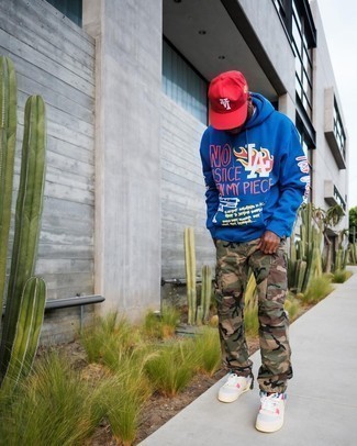 Как носить оливковые брюки карго с белыми низкими кедами